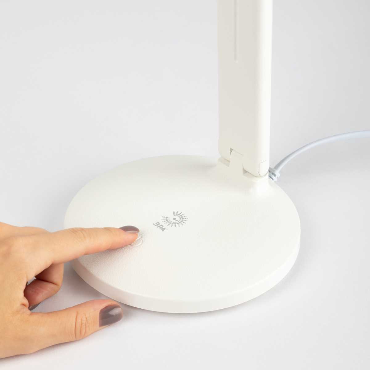 Настольная лампа ЭРА NLED-526-10W-W Б0068595